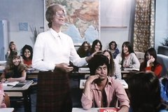 Пацан трахает по очереди студенток прямо на уроке