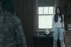 Коп обыскивает и издевается над женщиной