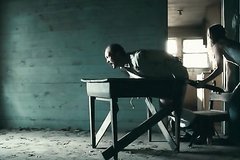 Девушка жестоко пытает своего насильника полицейского