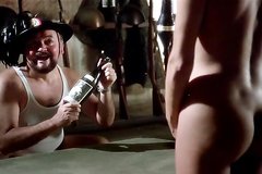 Голая девушка марширует под победный марш