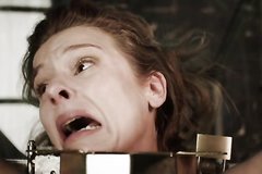 Похититель пытает женщину делая вид, что сделал ей операцию