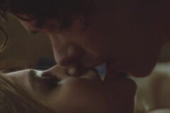 Интимная сцена под романтическую песню