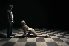 Девушка смотрит как мужик кончил на лицо женщине