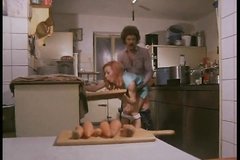 Трахнул женщину пока она готовит на кухне