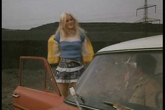 Ретро порно - двое трахаются в машине в карьере