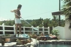 Чистильщик бассейна трахает чужую жену, пока мужа нет дома