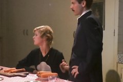 Дрочит и сосет мужику за кухонным столом