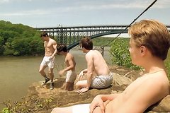 Марк Уолберг и Леонардо ДиКаприо показывают голые жопы