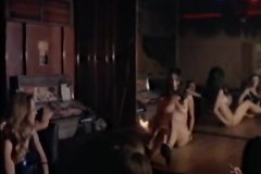 Мужчина привел подружку на развратную вечеринку