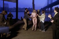 Пьяная телка танцует голышом перед толпой