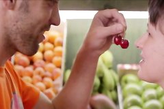 Парень и девушка занимаются оральным сексом на кухне