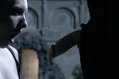 Развратная жена самозабвенно удовлетворяет мужика на улице