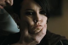 Мужчина заставил молоденькую девицу отсосать ему член