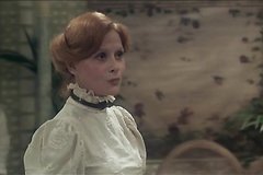 Девки наказывают свою провинившуюся подругу