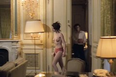 Худенькая девчонка ходит нагишом в гостинице