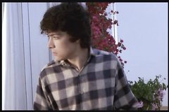 Парень смотрит, как сестра мастурбирует