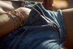 Эммануэль учит фантазировать и мастурбировать молодую малышку