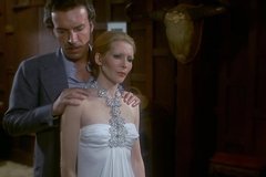 Мужик отымел подругу своей жены на столе