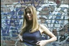 Студентка отсасывает возле гаража