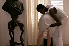 Негр пристроился сзади к белой красотке