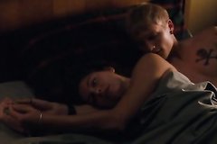 Малышка лежит с парнем в постели и вспоминает жаркую ночь