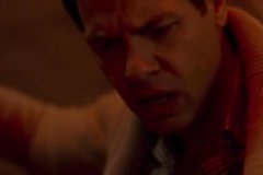 Психопат насильник разбирается со своей жертвой в подвале