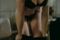 Сексуальная девушка палач издевается над заключенным смертником