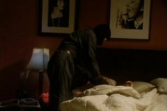 Грабитель влез в дом и оттрахал девушку в её спальне