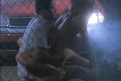 Сбежавшая заключенная трахается с охранником тюрьмы, чтобы он ее пропустил