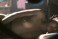 Ненасытная девка мастурбирует под музыку Элвиса Пресли