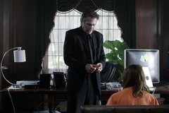 Начальник насилует заключенную в тюрьме