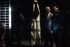 Мужики заманили красотку в подземелье и стали над ней издеваться