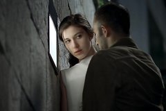 Прохожий грубо изнасиловал девушку в подъезде