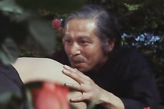 Старый извращенец развлекается со служанкой в саду