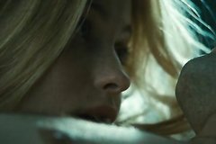 Девчонка собирается уйти домой после секса