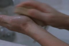 Малышка Робин Танни принимает горячую ванную