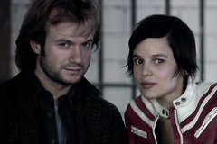 Девушка смотрит порно видео и мастурбирует