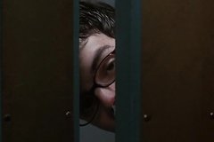 Студент подсматривает за голыми однокурсницами в раздевалке