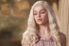 Голая Дейенерис (Эмили Кларк) из сериала Игра престолов