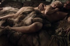 Дейенерис и Дрого валяются в обнимку и целуются довольные голые явно только что после ебли