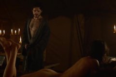 Роб Старк со своей женой валяется обнимается и болтает