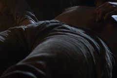 Пленного Теон Грейджоя развязывают девки, начинают трахать а потом ему отрезают член