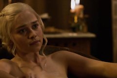 Голая Дейенерис принимает ванную, к ней врывается парень, она обнаженная предстает перед ним