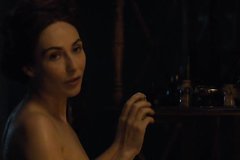 Мелиссандра купается в ванной