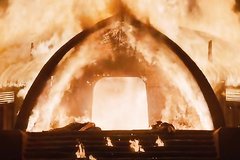 Дайенерис голая выходит из пожара