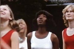 Студентки после занятий спортом моются в душе