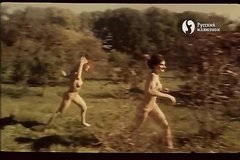 Молодые люди танцуют нагишом на природе и устраивают оргию