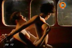 Мужик пердолит подругу прямо в вагоне метро