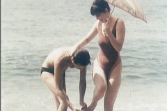 Мужики уставились на огромные сиськи на пляже пока их жены отошли