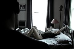 Подглядывает как подруга мастурбирует